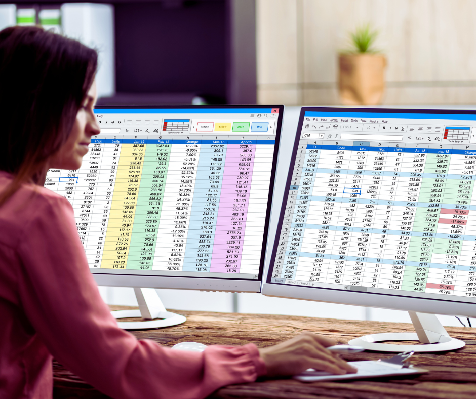 profissional da construção analisando planilhas